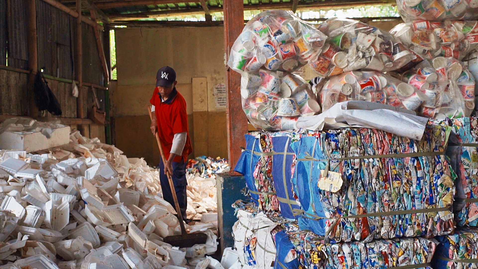 /-/media/Project/AEPW/Clean4Change/Featured-stories/BERSIH-Malang-Trip_2022032200_03_58_07Still030.png?rev=a756293f27a54182b9ccddfa84187c1f&hash=C242A1F5FA04703ECBFBDD773B25FA26